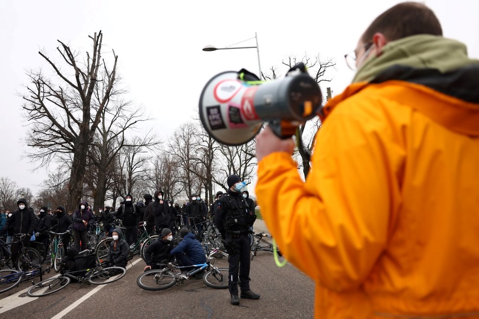 AfD připravuje v Drážďanech volební program, v ulicích jsou demonstranti.