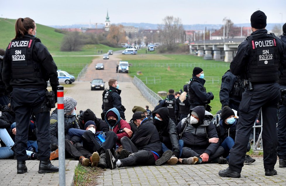 AfD připravuje v Drážďanech volební program, v ulicích jsou demonstranti.