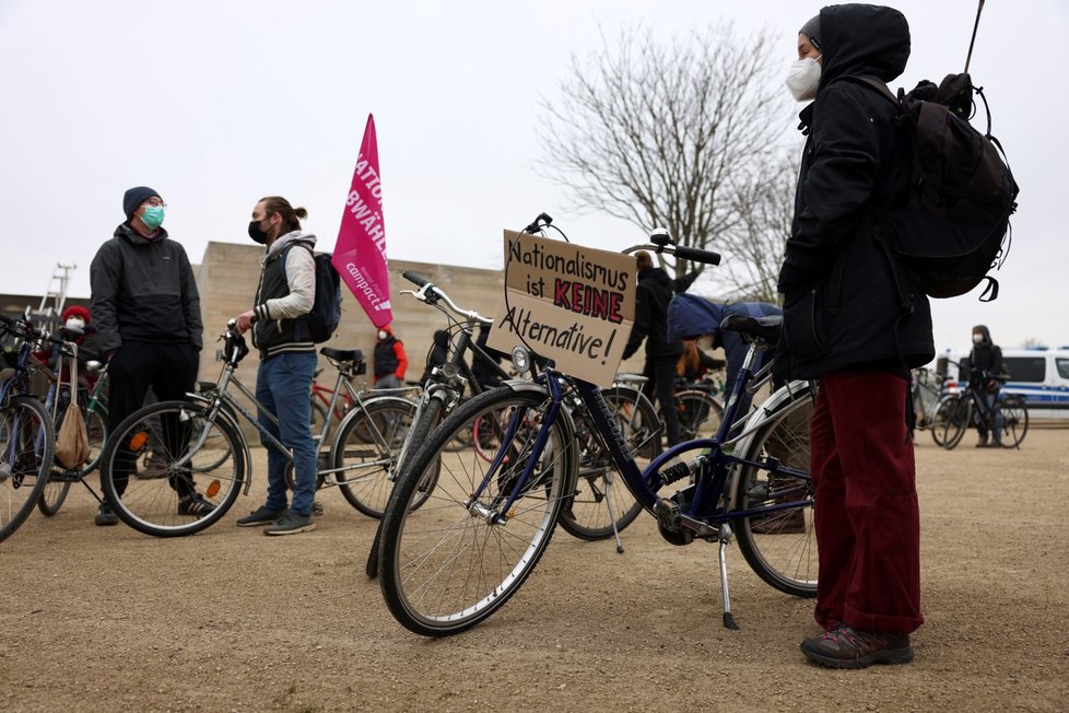 AfD připravuje v Drážďanech volební program, v ulicích jsou demonstranti.