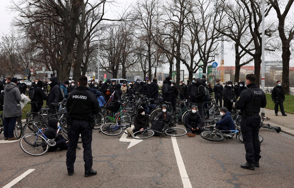 AfD připravuje v Drážďanech volební program, v ulicích jsou demonstranti