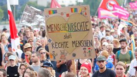 V centru Drážďan se v sobotu brzy odpoledne k plánované protirasistické demonstraci za toleranci zatím sešlo až 20.000 lidí, kteří vytvořili manifestační průvod.