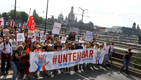 V centru Drážďan se v sobotu brzy odpoledne k plánované protirasistické demonstraci za toleranci zatím sešlo až 20.000 lidí, kteří vytvořili manifestační průvod.