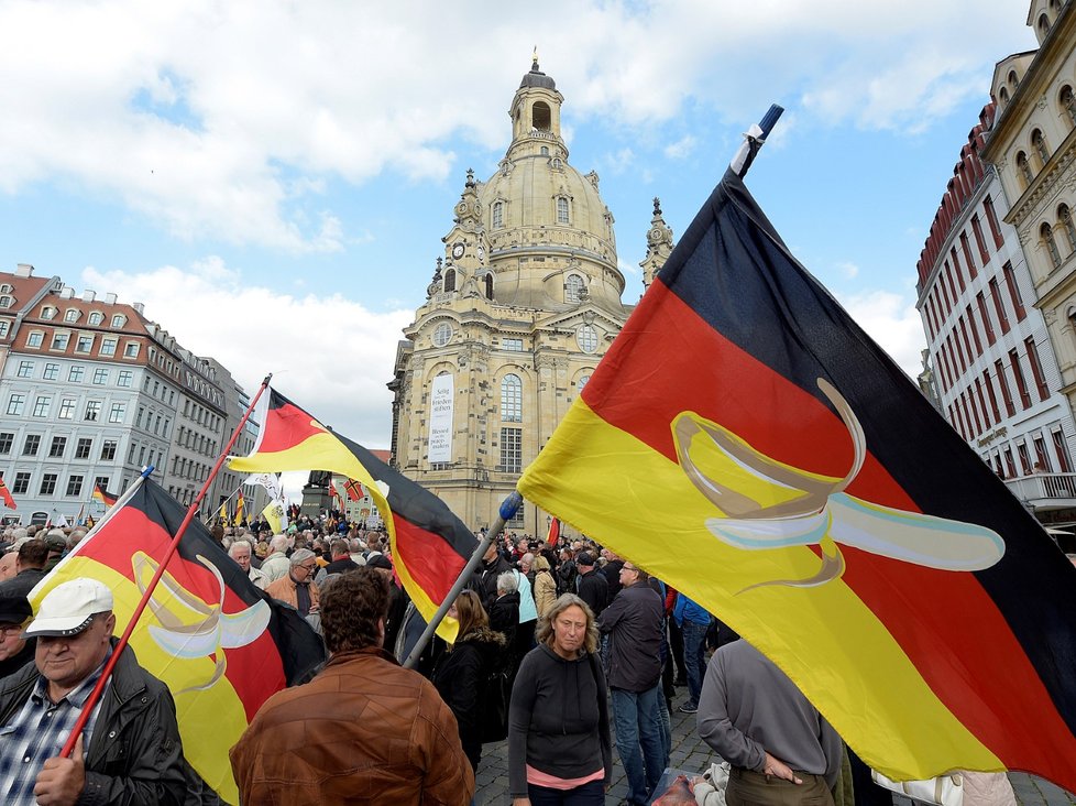 Tisíce lidí v Drážďanech demonstrovaly za toleranci a demokracii