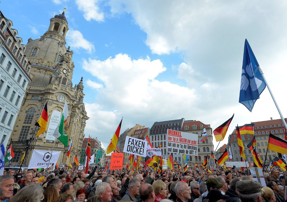 Tisíce lidí v Drážďanech demonstrovaly za toleranci a demokracii