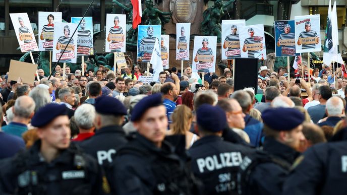 Pravicoví aktivisté na demonstraci v Lipsku z 5. září 2022 drží transparenty vyobrazující německé politiky jako odsouzené zločince. Lidé protestují proti vzrůstajícím cenám energií a rostoucím životním nákladům.