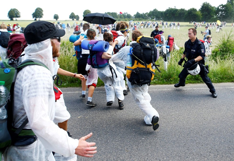 Při protestu proti těžbě uhlí v porýnském hnědouhelném revíru nejméně dva strážci pořádku utrpěli zranění poté, co stovky aktivistů prorazily policejní kordon a vnikly do dolu. (22.6.2019)