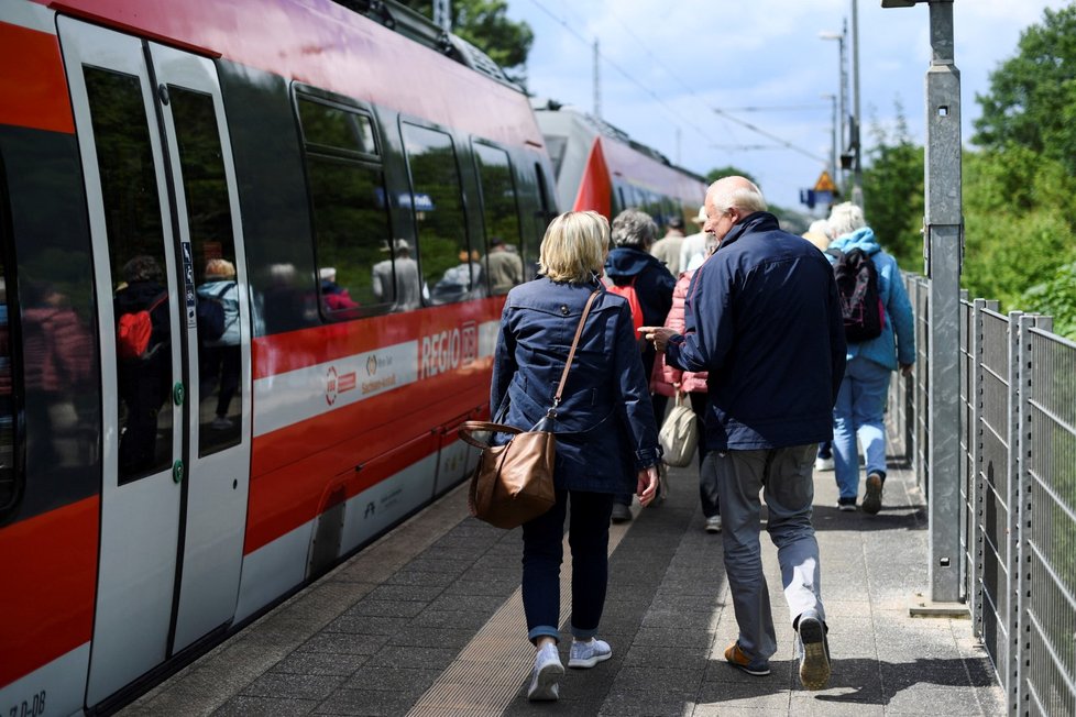 V Německu na čtvrt roku výrazně zlevnila regionální doprava, měsíční jízdenka s celoněmeckou platností stojí devět eur (222 Kč).