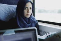 Proč má ten šátek? Muslimská dívka ve vlaku bojuje s předsudky