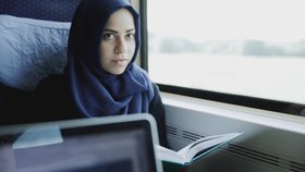 V reklamním spotu se ve vlaku setkává muslimská dívka s mladým Němcem.