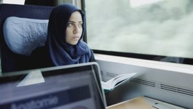 V reklamním spotu se ve vlaku setkává muslimská dívka s mladým Němcem.