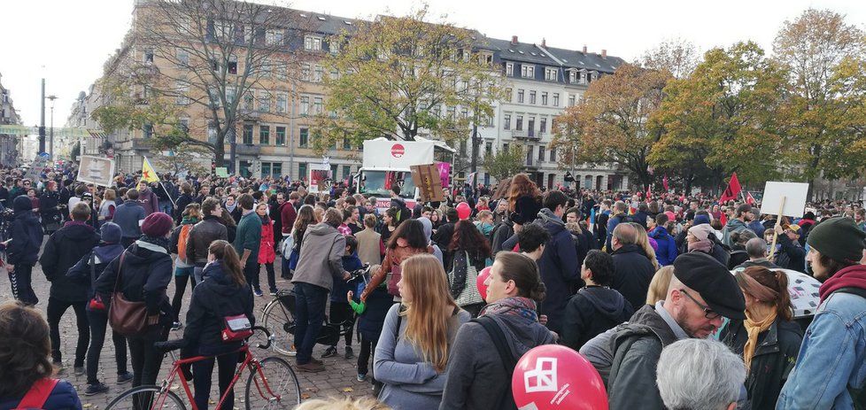 Tisíce lidí v Drážďanech demonstrovaly za toleranci a demokracii.