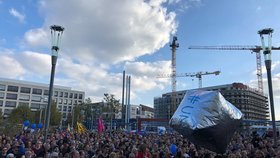 Tisíce lidí demonstrovaly u českých hranic za toleranci: „Srdce místo štvaní“