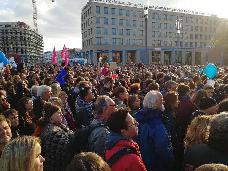 Tisíce lidí v Drážďanech demonstrovaly za toleranci a demokracii.