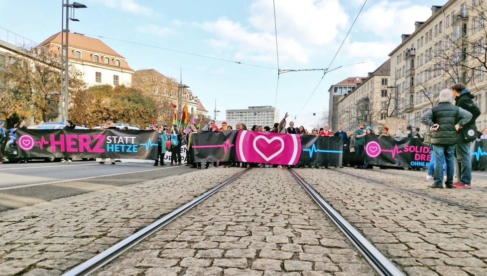 Tisíce lidí v Drážďanech demonstrovaly za toleranci a demokracii.