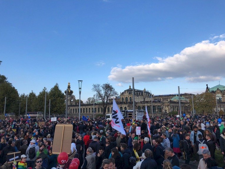 Tisíce lidí v Drážďanech demonstrovaly za toleranci a demokracii.