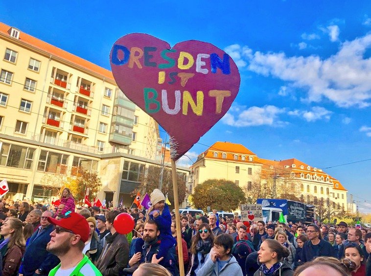 Tisíce lidí v Drážďanech demonstrovaly za toleranci a demokracii.