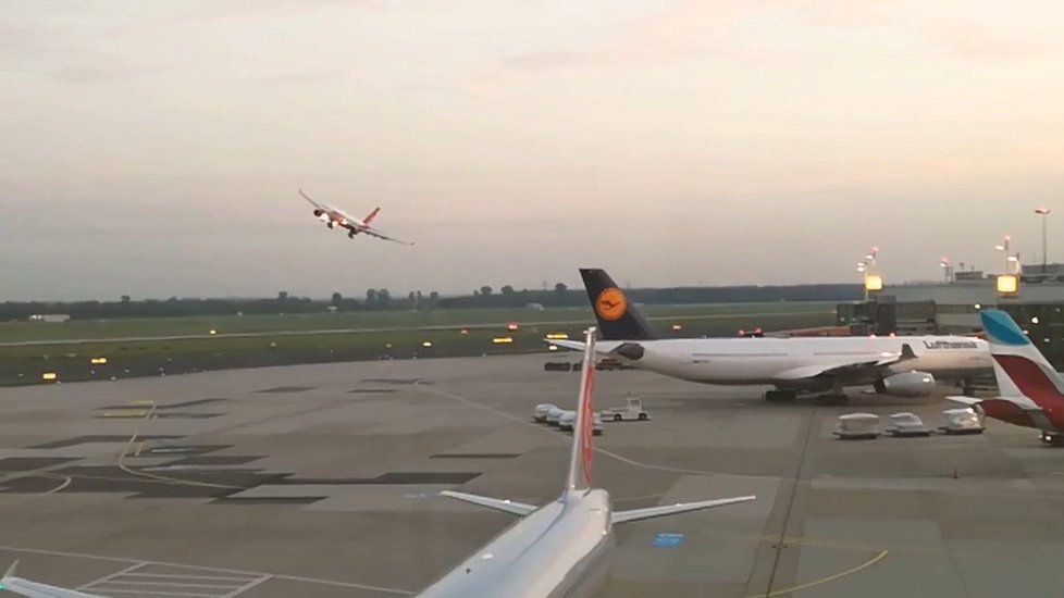 Piloti Air Berlin svůj poslední let zakončili s velkou parádou.