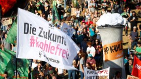Tisíce ekologických aktivistů se dnes sešly u Hambašského lesa nedaleko západoněmeckého Kolína nad Rýnem na demonstraci za zachování tohoto lesa a za konec využívání uhlí k výrobě elektřiny.