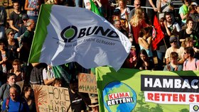 Tisíce ekologických aktivistů se dnes sešly u Hambašského lesa nedaleko západoněmeckého Kolína nad Rýnem na demonstraci za zachování tohoto lesa a za konec využívání uhlí k výrobě elektřiny.