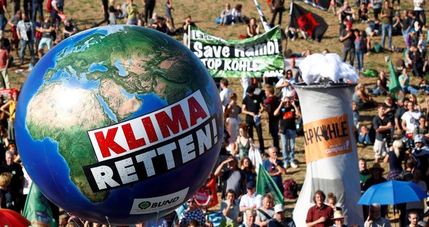 Nekácejte a omezte uhlí. U německého lesa protestují tisíce lidí