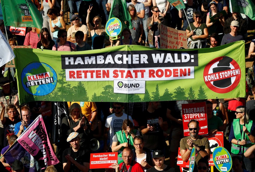 Tisíce ekologických aktivistů se dnes sešly u Hambašského lesa nedaleko západoněmeckého Kolína nad Rýnem na demonstraci za zachování tohoto lesa a za konec využívání uhlí k výrobě elektřiny.