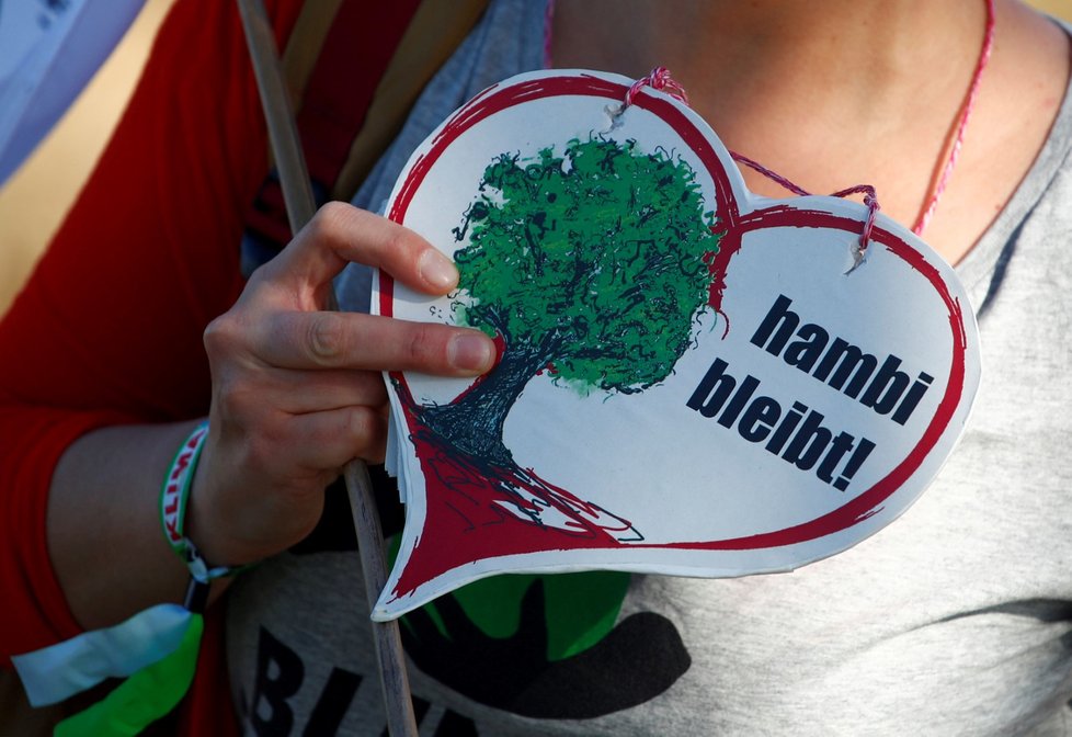 Tisíce ekologických aktivistů se dnes sešly u Hambašského lesa nedaleko západoněmeckého Kolína nad Rýnem na demonstraci za zachování tohoto lesa a za konec využívání uhlí k výrobě elektřiny.