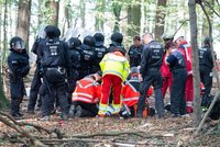 Při zásahu proti německým aktivistům zemřel novinář. Spadl z mostu mezi stromy
