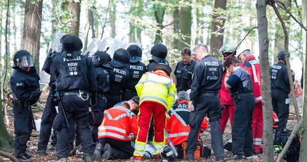 Při zásahu proti německým aktivistům zemřel novinář. Spadl z mostu mezi stromy