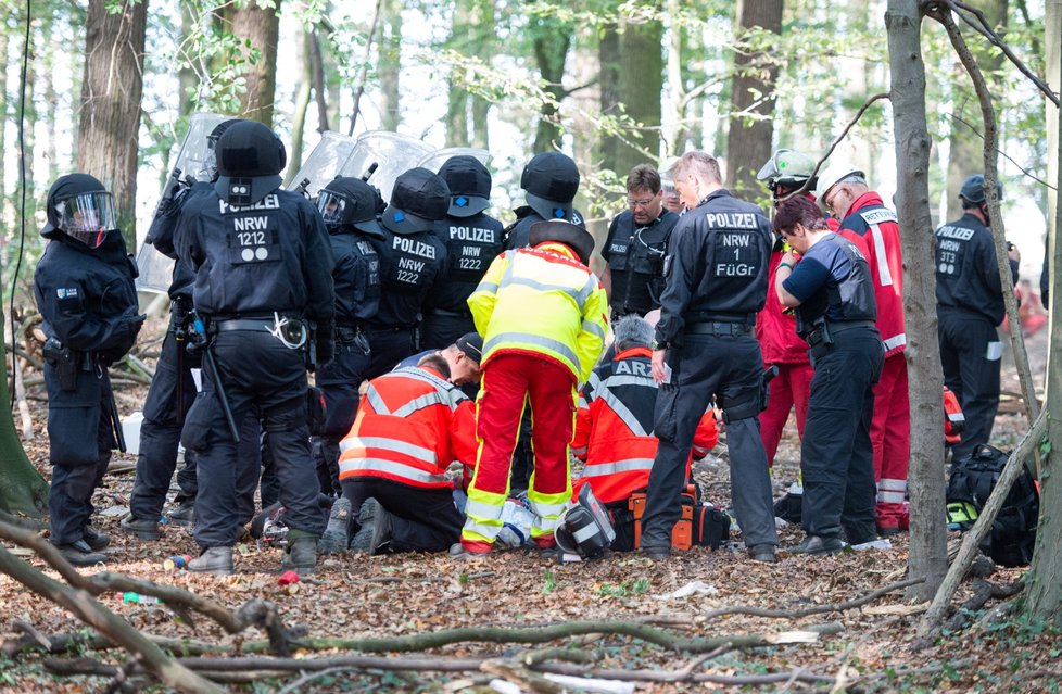 Během zásahu policie proti ekologickým aktivistům v Hambašském lese na západě Německa se z mostu v korunách stromů zřítil novinář. Po pádu zemřel.