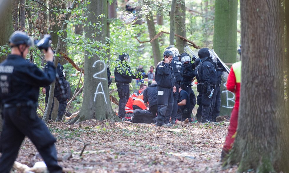 Během zásahu policie proti ekologickým aktivistům v Hambašském lese na západě Německa se z mostu v korunách stromů zřítil novinář. Po pádu zemřel.