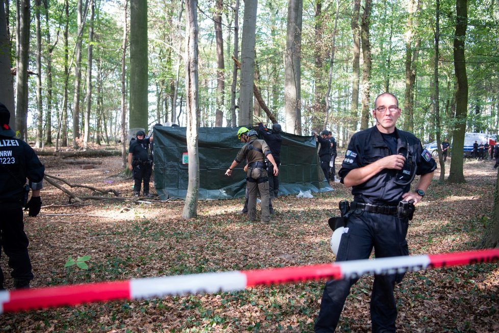 Během zásahu policie proti ekologickým aktivistům v Hambašském lese na západě Německa se z mostu v korunách stromů zřítil novinář. Po pádu zemřel.