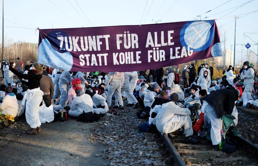 Stovky aktivistů obsadily také železniční trať spojující důl Jänschwalde s nedalekou elektrárnou