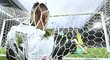 Obránce Německa Jerome Boateng skončil v síti, ale míč ne