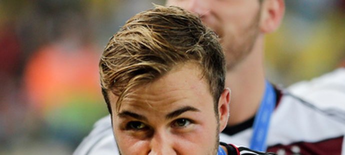 Mario Götze s trofejí pro mistry světa.