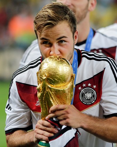 Mario Götze s trofejí pro mistry světa.