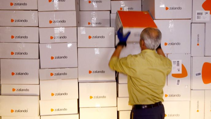 Zaměstnanec Zalanda plní ve skladu ve švýdarském Frauenfeldu kontejner zbožím