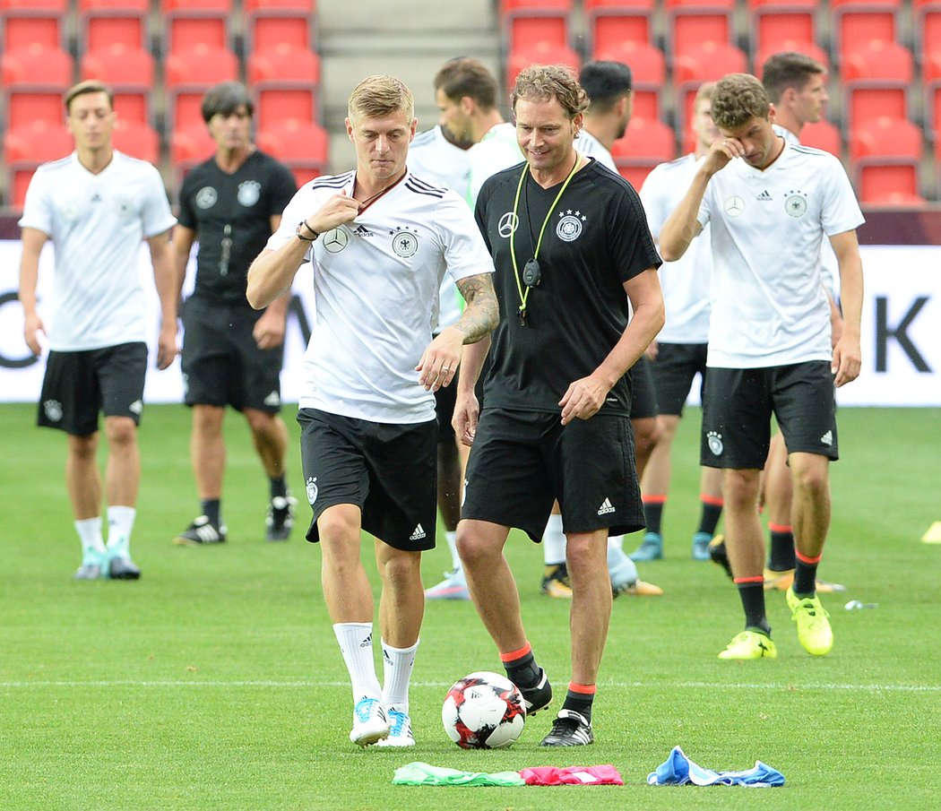 Záložník Německa Toni Kroos na tréninku v pražském Edenu