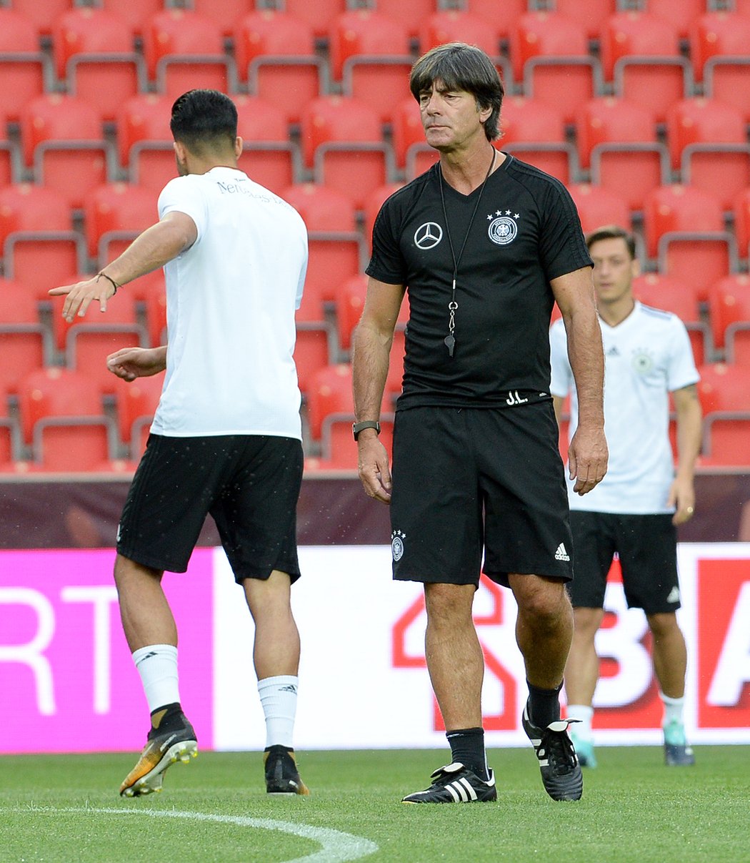 Trenér Německa Joachim Löw na tréninku v pražském Edenu