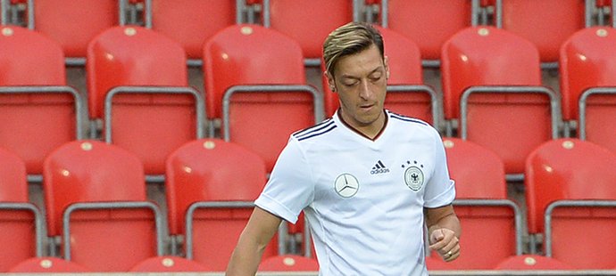 Hvězdný záložník Německa Mesut Özil na tréninku v pražském Edenu