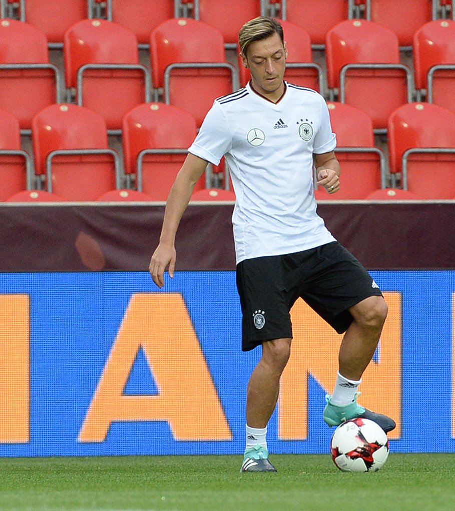 Hvězdný záložník Německa Mesut Özil na tréninku v pražském Edenu