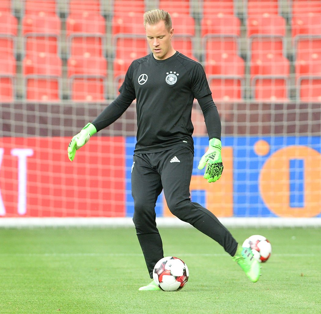 Brankář Německa Marc André Ter-Stegen na tréninku v pražském Edenu