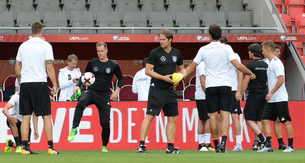 Fotbalisté Německa na tréninku v pražském Edenu