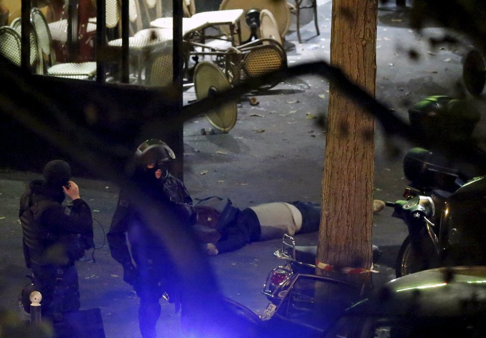 Útoky v Paříži z 13. listopadu ale ukázaly, že útočení na „měkké cíle“, jako jsou bary a restaurace, je velice efektivní z hlediska vytváření strachu a paniky.