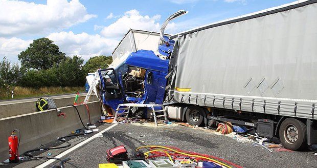 Český řidič kamionu narazil v Německu plnou rychlostí do karavanu. Soud: Za smrt rodiny nemohl