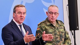 Německý ministr obrany Boris Pistorius (vlevo) a generální inspektor Bundeswehru Carsten Breuer během společného prohlášení po jednání se zástupci průmyslu o obranném projektu digitalizace pozemních operací v Berlíně (12. 10. 2026)