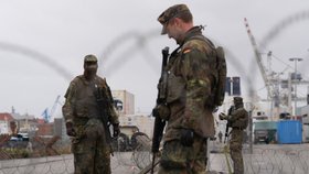 Vojáci německého Bundeswehru stojí na kontrolním stanovišti během civilně-vojenského cvičení Red Storm Charlie v hamburském přístavu. Třídenního cvičení zaměřeného na zvládání krizových situací a obrannou připravenost se účastní přibližně 500 vojáků a 60 organizací (24. 9. 2026)
