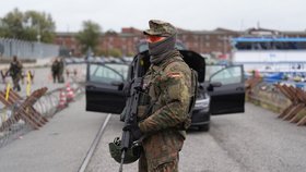 Vojáci německého Bundeswehru kontrolují vozidlo na kontrolním stanovišti během civilně-vojenského cvičení Red Storm Charlie v hamburském přístavu (24. 9. 2026)