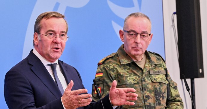 Německý ministr obrany Boris Pistorius (vlevo) a generální inspektor Bundeswehru Carsten Breuer během společného prohlášení po jednání se zástupci průmyslu o obranném projektu digitalizace pozemních operací v Berlíně (12. 10. 2026)