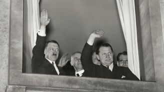 Unikátní snímky z roku, kdy se Hitler chopil moci. Takto vypadalo převzetí moci nacisty