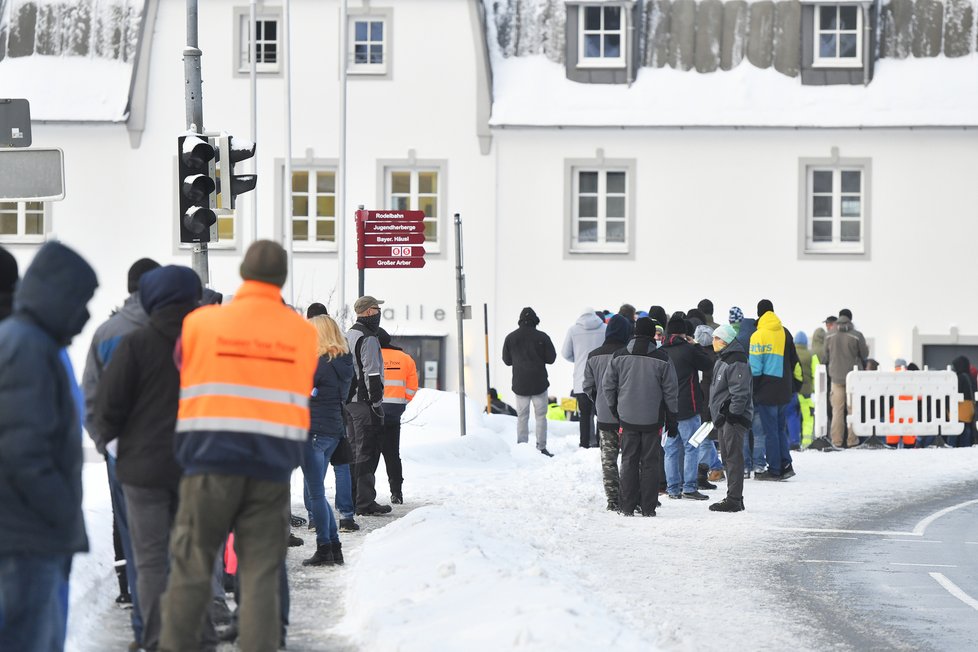 Pendleři v německé Bavorské Rudě čekají ve frontě na povinné testy na koronavirus (25.1.2021)